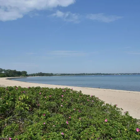 Spacious Holiday Near The Beach *