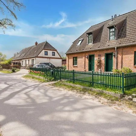 Spacious Holiday Near The Beach * Zierow