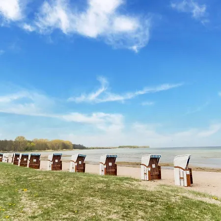 Spacious Holiday Near The Beach Zierow