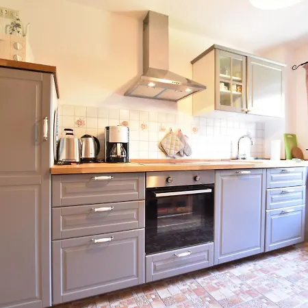 Spacious Holiday Near The Beach Zierow